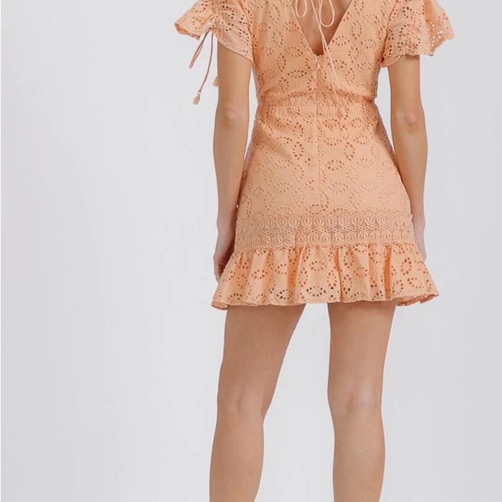 Women's Short Sleeve V-Neck Eyelet Trim Detailed Mini Dress - Picture 4 of 4